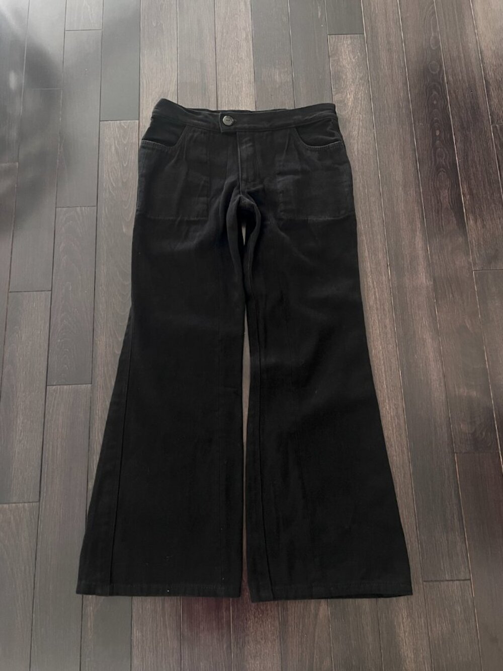 Woman’s low-rise flare denim jeans in black